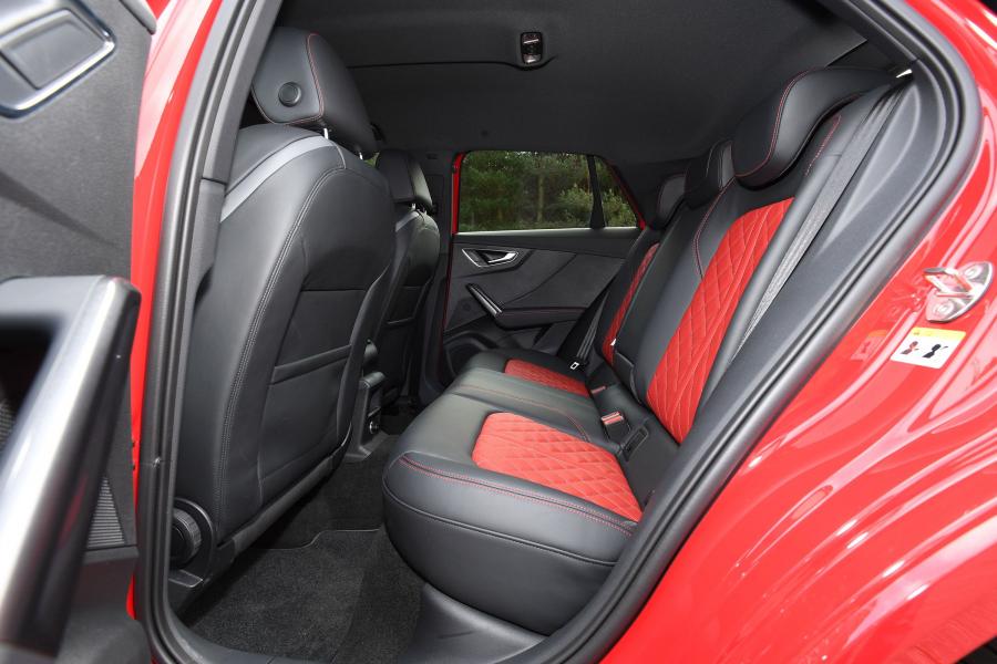 Интерьер Audi SQ2 2019 года  (UK) (фото 12 из 41)